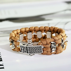Détail du bracelet en paracorde kaki avec boucle en métal gravée de nœuds celtiques
