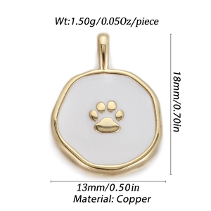 Détail du pendentif griffe en cuivre doré avec émail blanc et données de poids