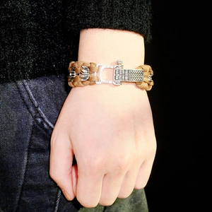 Gros plan sur le bracelet tactique de survie en paracorde marron avec boucle métallique
