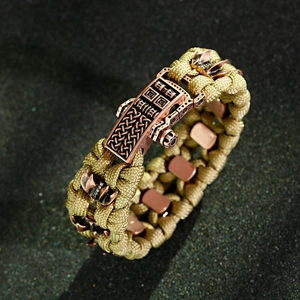 Gros plan sur le bracelet tactique en paracorde vert olive avec boucle géométrique en bronze