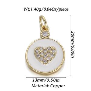 Vue détaillée d'un pendentif cœur en cuivre de 20 mm avec zircon et émail blanc