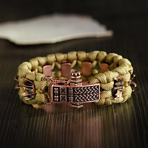 Détail macro du bracelet paracorde avec boucle en bronze et gravure de nœud celtique