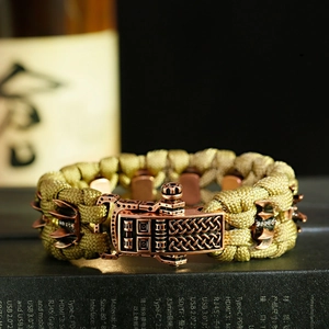 Détail macro du bracelet de survie en paracorde avec boucle en bronze vintage et rivets