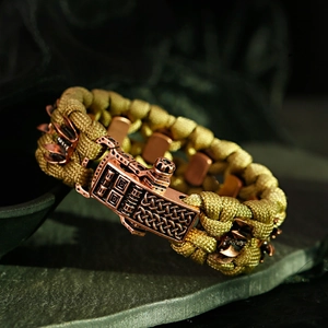 Détail du bracelet de survie en paracorde avec boucle en bronze et motifs celtiques