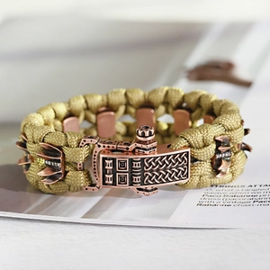 Détail du bracelet de survie en paracorde olive avec boucle noeud celtique et clous métal