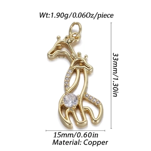 Dettaglio di un ciondolo a forma di giraffa dorata con misure 33x15mm e peso 1,90g
