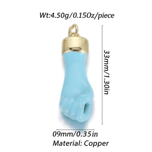 Blauwe figa vuist hanger gemaakt van koper met afmetingen van 33 mm hoog en 9 mm breed