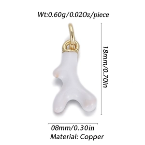 Macro-detail van witte koraalvormige koperen hanger met goudlaag en 18x8mm afmetingen
