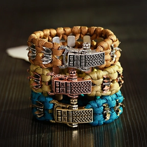 Bracelet de survie en paracorde tressée pour homme avec boucle en métal sur bois