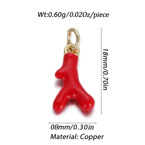 Macro-opname van rode koralen vuist hanger van messing met 18mm hoogte afmeting