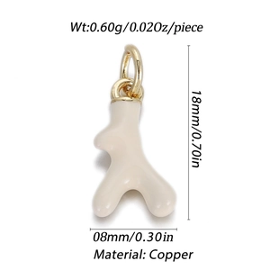 Detail van een 18x8mm crème koraal hanger met goud plating en messing specificaties
