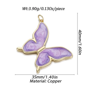 Vista de detalle del colgante mariposa morada de 40mm con bordes de cobre dorado y medidas