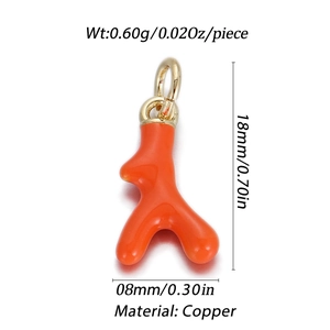 Macro detail van oranje koraal hanger met vergulde koperen ring afmeting 18x8mm