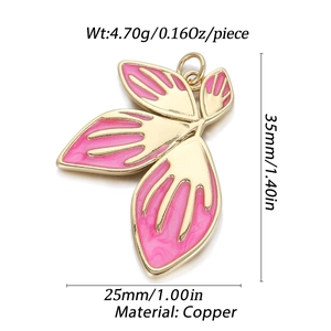 Détail du pendentif feuille en émail rose plaqué or avec dimensions et poids du cuivre