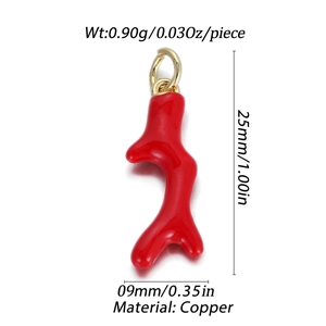 Macrodetail van rode koralen handhanger met koperen kern en goudkleurige afwerking