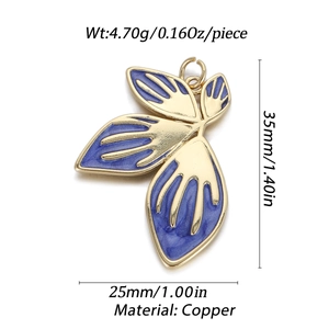 Vista detallada del colgante de mariposa en esmalte azul con dimensiones y material de cobre