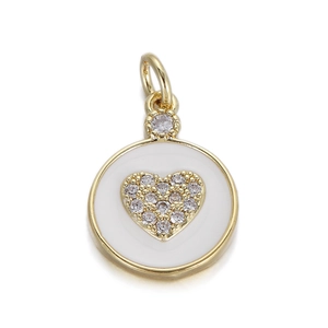 Vue macro du pendentif cœur doré avec émail blanc et pierres de zircon scintillantes