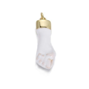 Detail van een witte Figa-handbedel met vergulde metalen kap en bevestigingsoogje aan ring