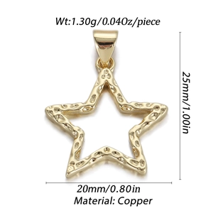 Detail van 14k gouden holle ster hanger met gehamerde textuur en afmetingen