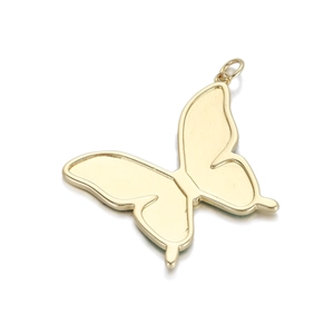 Vista detallada de un colgante de mariposa dorado con esmalte amarillo y aro de unión