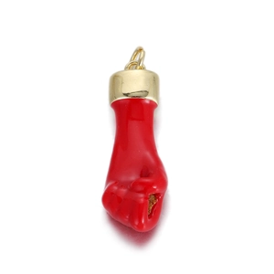 Detailweergave van de rode Mano Figa vuistbedel met een gepolijste vergulde ringbevestiging