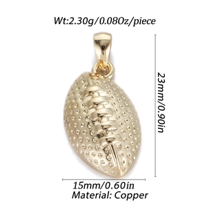 Detail van een gouden voetbalvormige koperen hanger met gewichts- en afmetingsgegevens