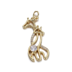 Dettaglio di un ciondolo a forma di giraffa placcato oro con pietre di zirconi lucidi