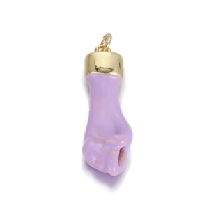 Detail van lavendelkleurige vuistbedel met vergulde metalen ring voor sieraden maken