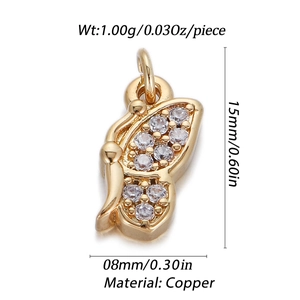 Gedetailleerde macro-opname van 14k gouden vlinderhanger met zirkonia-inleg op koperen basis