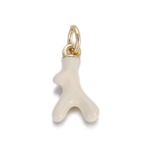 Macro-opname van crème emaille koraal hanger met goudlaag voor sieraden DIY projecten