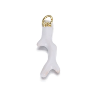 Detailopname van een witte koraal tak hanger met een vergulde metalen verbindingsring