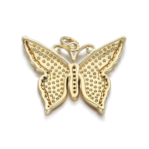 Vista de detalle de un colgante de mariposa dorado con textura en las alas y cierre