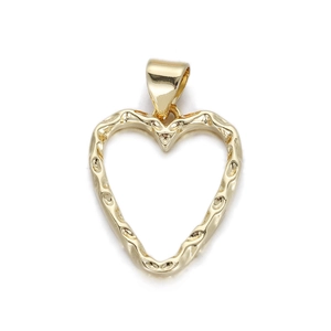 Dettaglio del ciondolo a cuore placcato oro 14k con trama martellata e gancio lucido