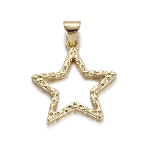 Detailweergave van een gouden holle sterhanger met een unieke gehamerde textuur
