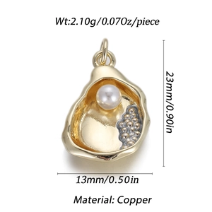 Dettaglio del ciondolo a ostrica dorato con perla, misure 23mm x 13mm e peso di 2,10 grammi