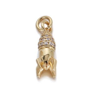Detailopname van een gouden raket hanger met ingelegde zirkonia edelstenen