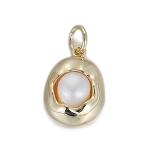 Détail du pendentif en or organique avec une perle blanche lustrée et bélière polie