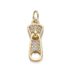 Macro-opname van 14k gouden rits-hanger met micro-pave witte zirkoon kristallen