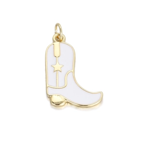 Détail d'un pendentif botte de cow-boy doré et émail blanc pour la création de bijoux