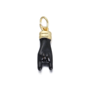 Detalle de un colgante de mano de rock negro con tapa de metal bañado en oro