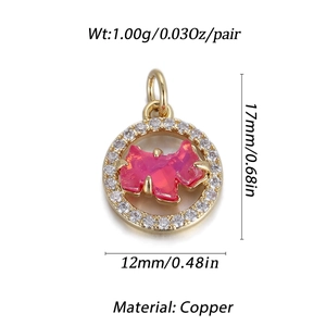 Détail d'un pendentif chien en cuivre de 17mm avec opale rose et zircons blancs