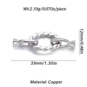 Detail van verzilverde koperen toggle-sluiting met gedraaide textuur van 33 mm lang