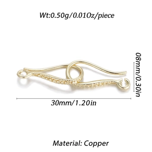 Detailopname van goudkleurige koperen S-haak sluiting met strass voor DIY sieraden