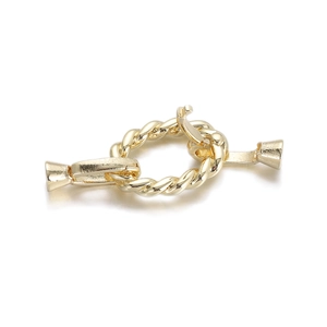 Detailopname van de gouden gedraaide ringverbinder en sluitingen voor sieraden