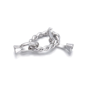 Detail van zilveren toggle-sluiting met gedraaide textuur voor DIY-sieraden maken