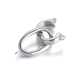 Detail van een zilverkleurige ovale veerring voor DIY sieraden en kettingverbindingen