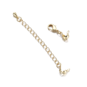 Detail van vergulde verlengketting met karabijnsluiting en krimpkralen voor DIY sieraden maken