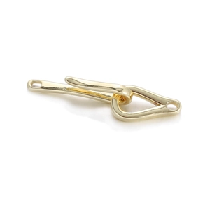 Detail van een gepolijste vergulde koperen T-sluiting voor DIY-sieraden maken