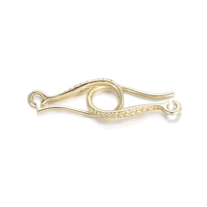 Gedetailleerde macro-opname van een gouden geometrische connector voor sieraden en kettingen