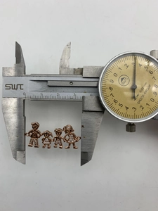 Mesure du pendentif famille en cuivre 14K affichant une largeur de 34,5mm au pied à coulisse